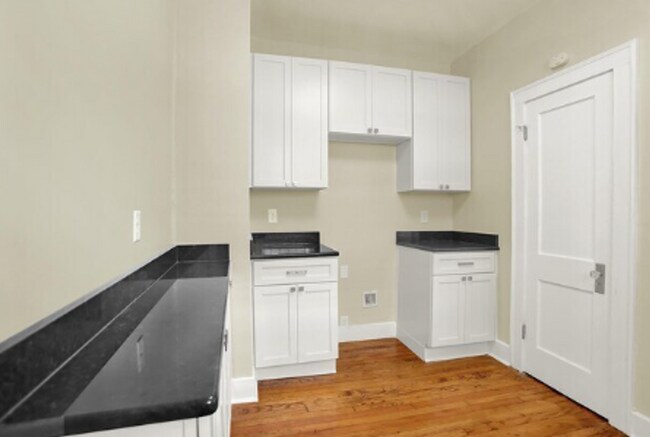 Building Photo - Historic 3 Bed 1 Bath Home