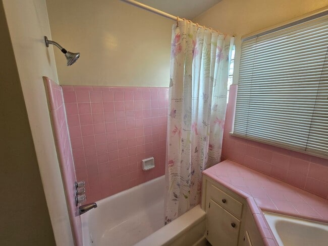 Building Photo - Classic 3 Bed, 2 Bath Home on Large Lot