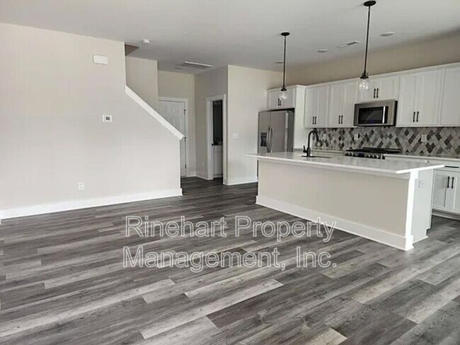 Building Photo - 676 Melville Dr