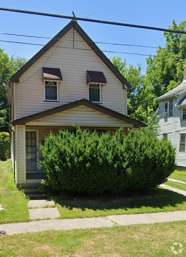 Building Photo - Section 8 Accepted! Spacious Newly Renovat...