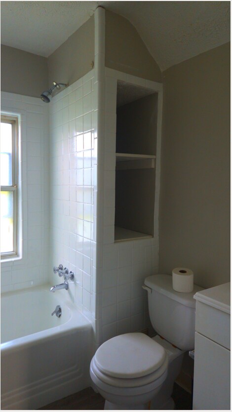 Building Photo - Bright 1-Bed Gem in Cincinnati — Updated, Spacious, and a Fantastic Value