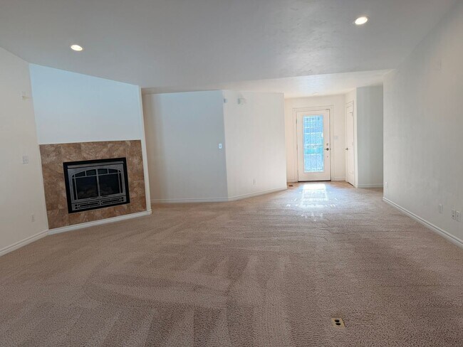 Building Photo - GORGEOUS 3Bed 2Bath 3Car Garage in NorthEast GJ!!!!!
