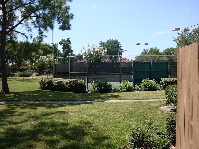 Building Photo - 10555 Turtlewood Ct