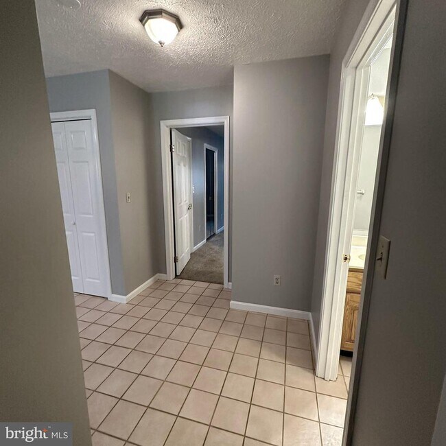 Building Photo - 323 Stonegate Ct