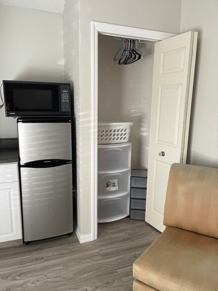 Building Photo - 1061 Jaybee Ave