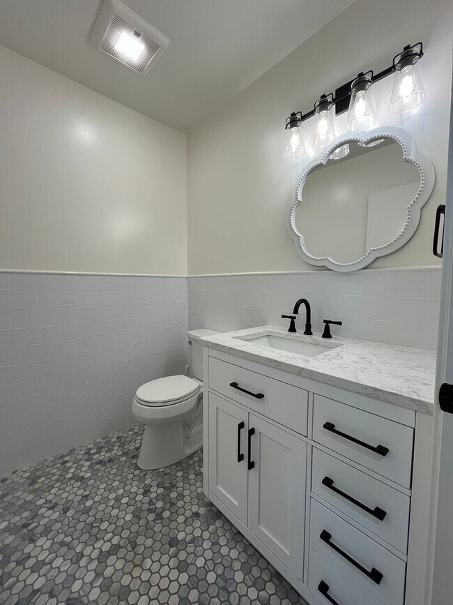 Building Photo - Upgraded Woodland Hills 2+2.5 plus 2 bonus rooms and Studio Guest House with kitchen and full bath!!