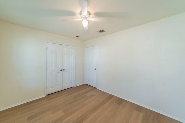 Building Photo - 1205 N Rhea Dr