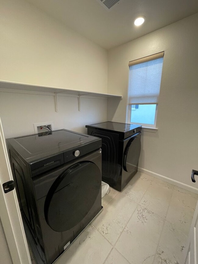 Building Photo - Beautiful new home with open floor plan av...