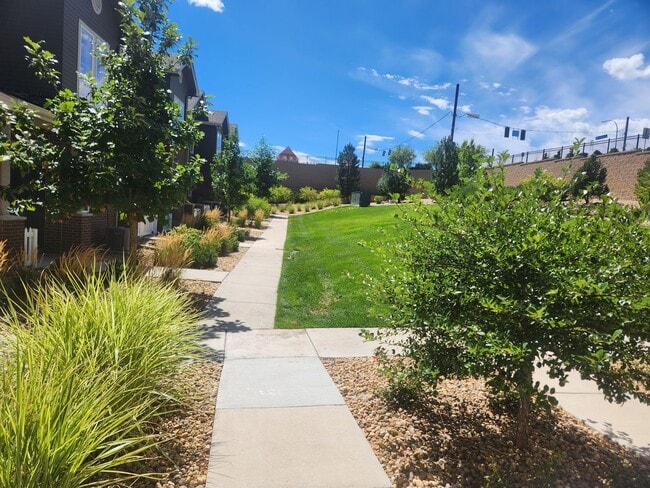 Building Photo - Townhome with great access to shopping, restauraunts and more!