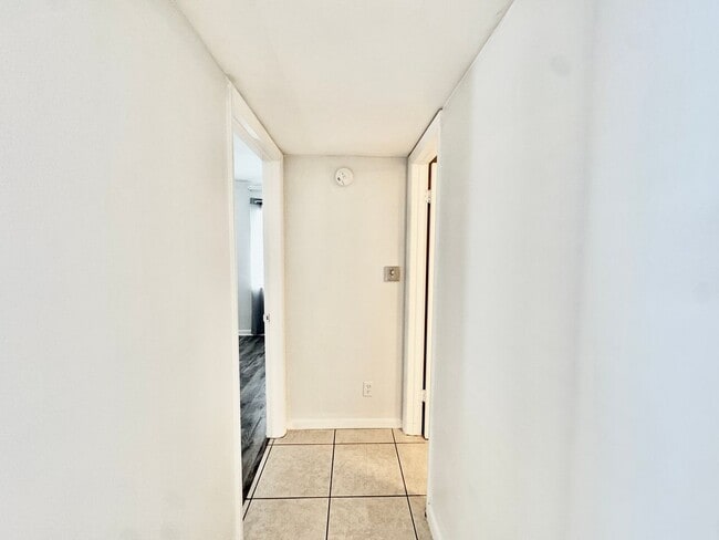 Building Photo - Charming 2 bed/ 2 bath in Royal Palm Villas