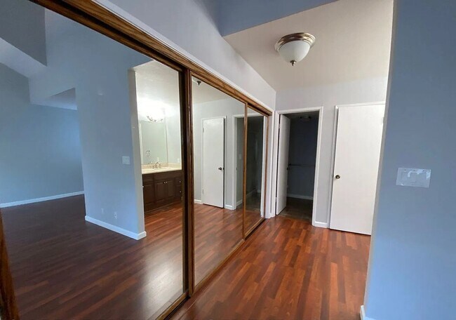 Building Photo - CAMPBELL - Spacious townhome with central ...