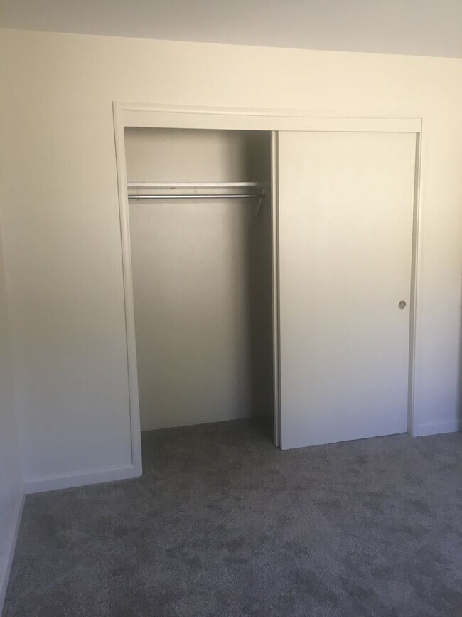 Building Photo - 2 bed, one bath Duplex Private courtyard, ...