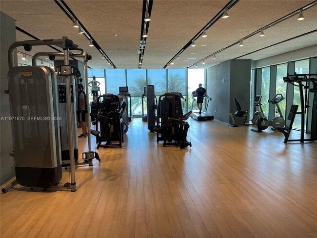 Building Photo - 460 NE 28th St