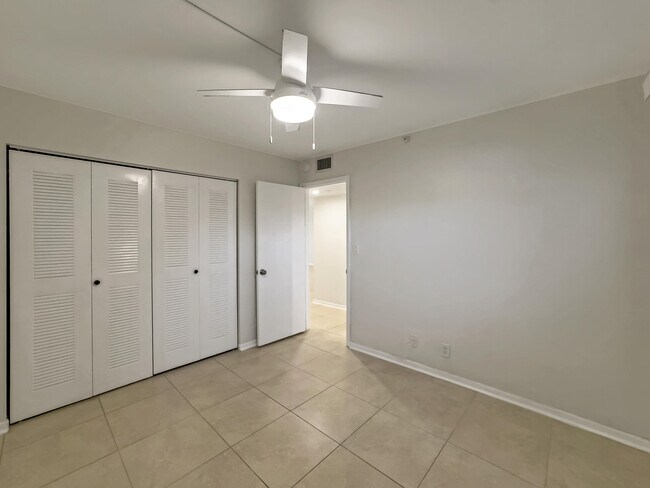 Building Photo - 2112 S Cypress Bend Dr