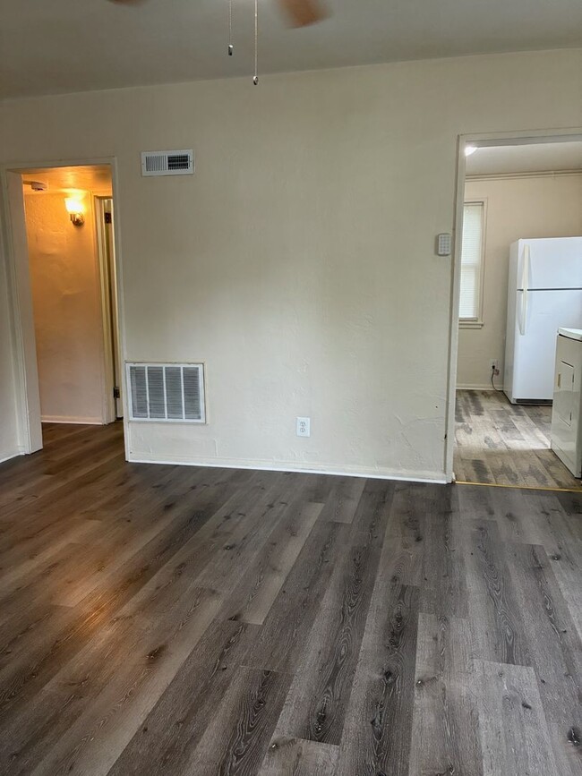 Building Photo - 2 Bedroom 1 Bathroom Single Family Home in...