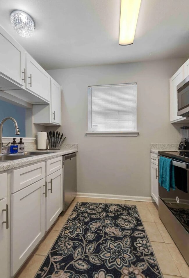 Building Photo - Renovated 2 bedroom Unit