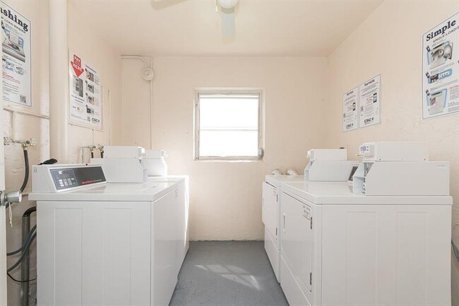 Building Photo - 2901 S Palm Aire Dr