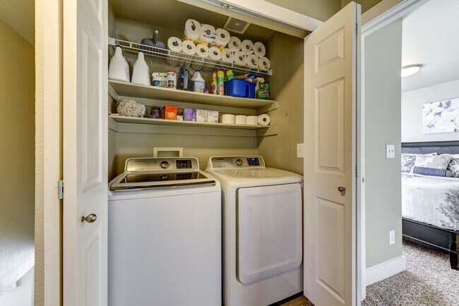 Building Photo - Amazing 3 Bedroom 3 Bath Home (1800sqft+) ...