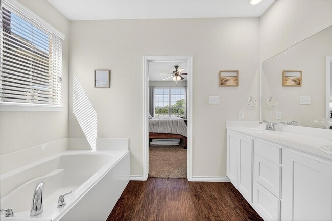 Building Photo - 2209 Barx Dr