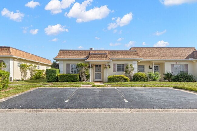 Building Photo - "Spacious 2-Bed, 2-Bath Condo Oasis in Prime Clearwater Location – 55+ COMMUNITY