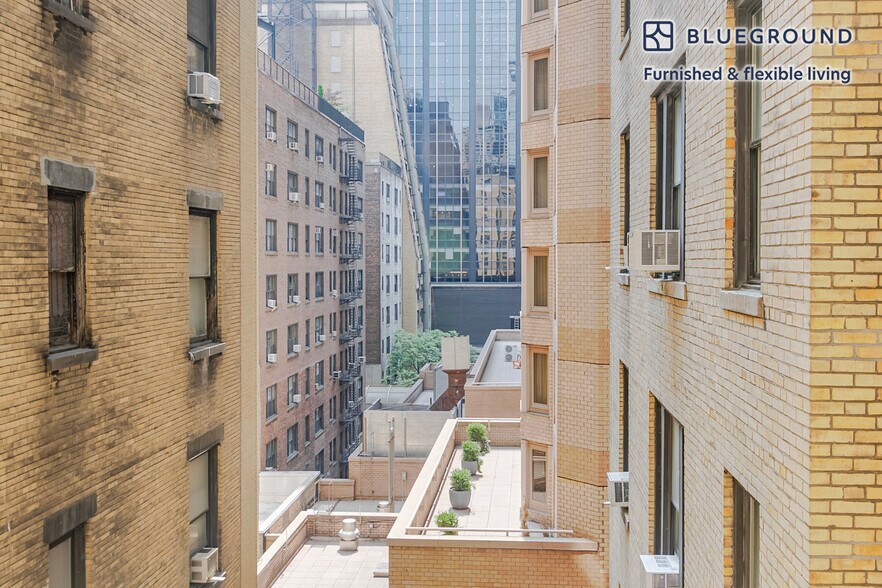 Building Photo - 161 W 54th St