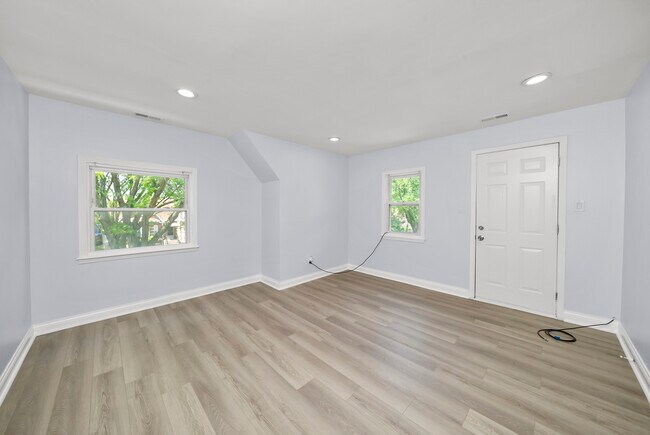 Building Photo - 3055 N Nordica Ave
