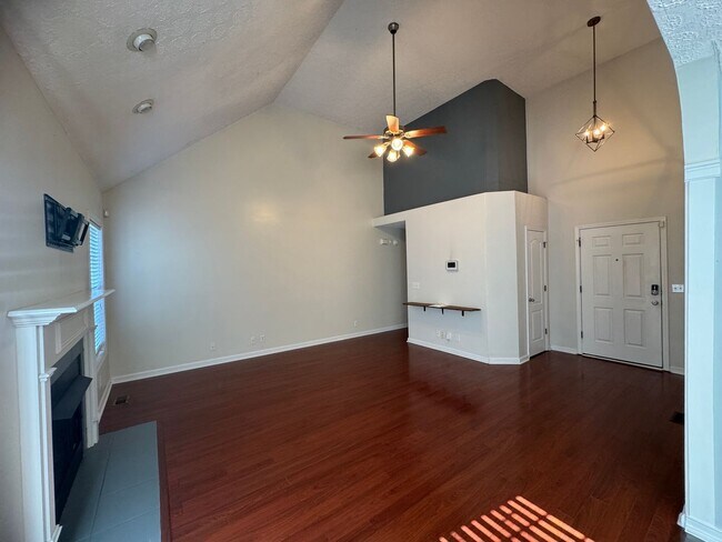 Building Photo - Single Family Home in Clarksville!