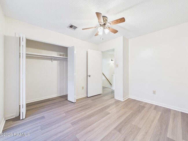 Building Photo - 104 Country Ln