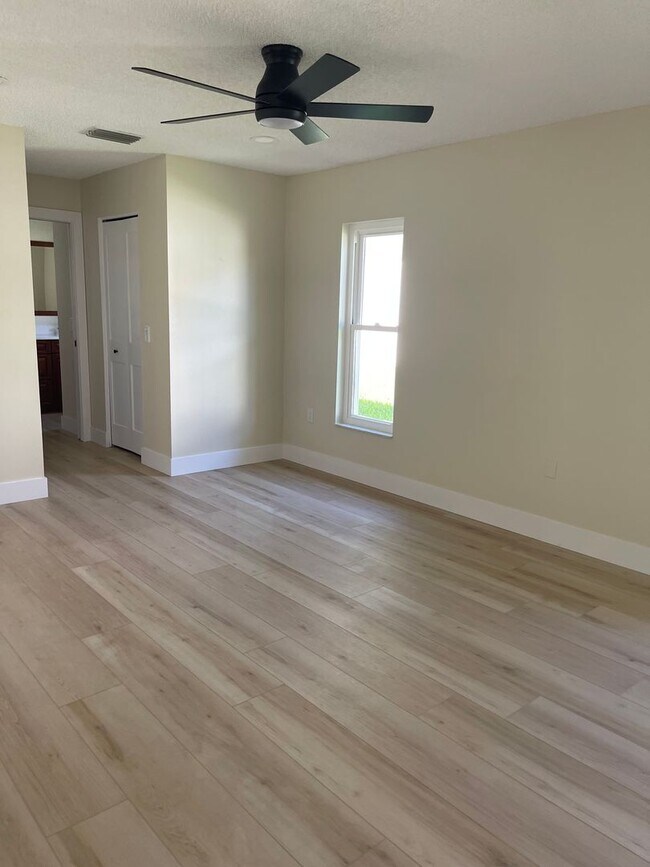 Building Photo - 8143 Laurel Green Dr