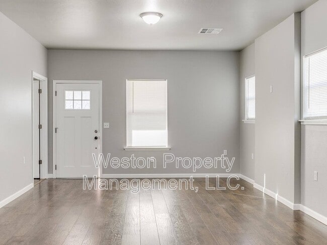 Building Photo - 721 N Louisa Ave