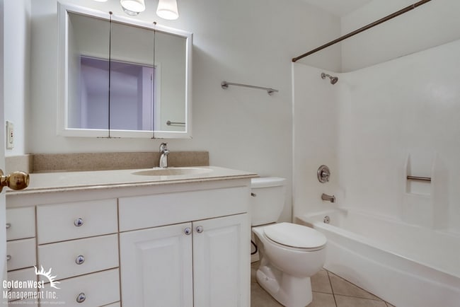 Building Photo - Charming 2Bdm 1Ba Condo with Modern Upgrades in Lakeside!