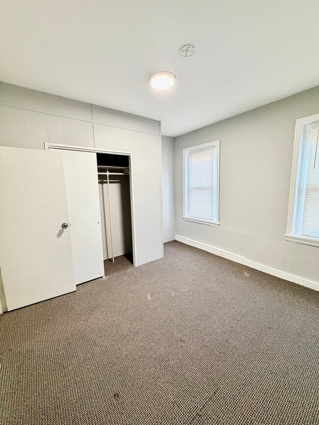 Building Photo - 252 E Cambria St