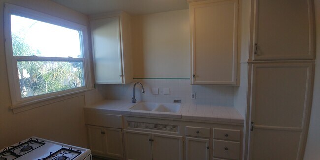 Kitchen - 418 E Freeland St