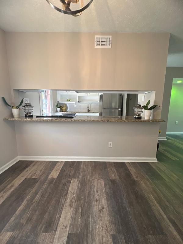 Building Photo - 2220 Mahan Dr