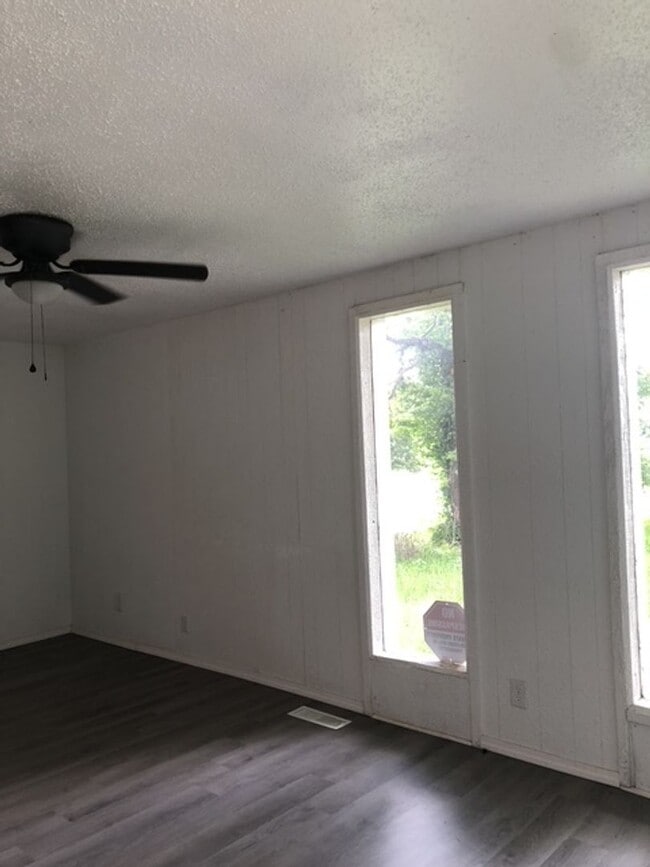 Building Photo - 2 Bed 1 Bath Home