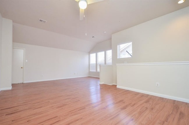 Building Photo - 880 Tully St