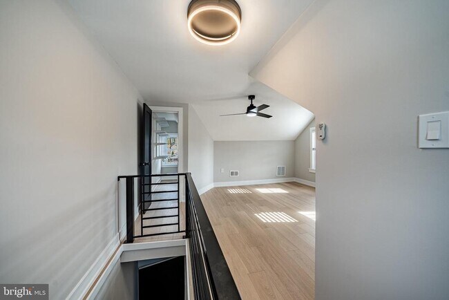 Building Photo - 303 W Washington St