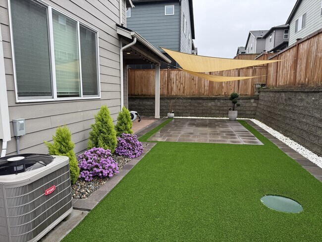 Building Photo - Seven Seven Oaks St SE