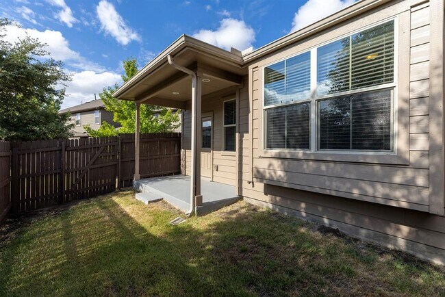 Building Photo - 2880 Donnell Dr