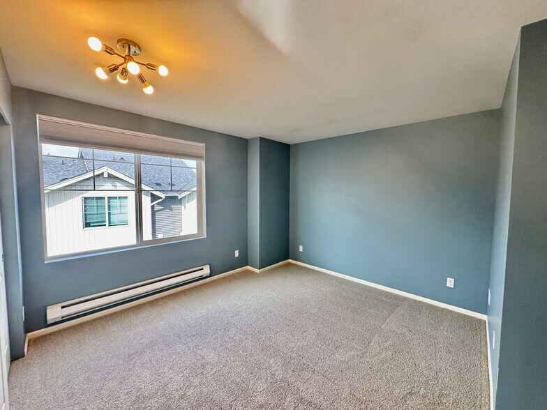 Building Photo - Everett Townhouse