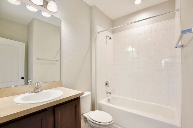 Building Photo - *Unfurnished* Beautiful 1/1 Spacious Garage Apartment in the Exclusive Laureate Park - Orlando!