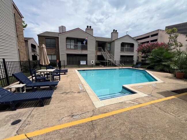 Building Photo - 2025 Augusta Dr