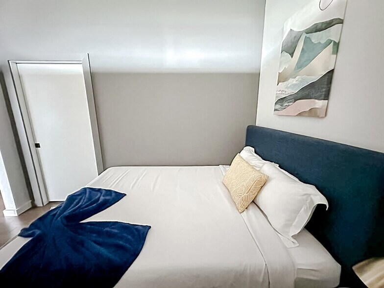 Building Photo - 403 W 4th St N