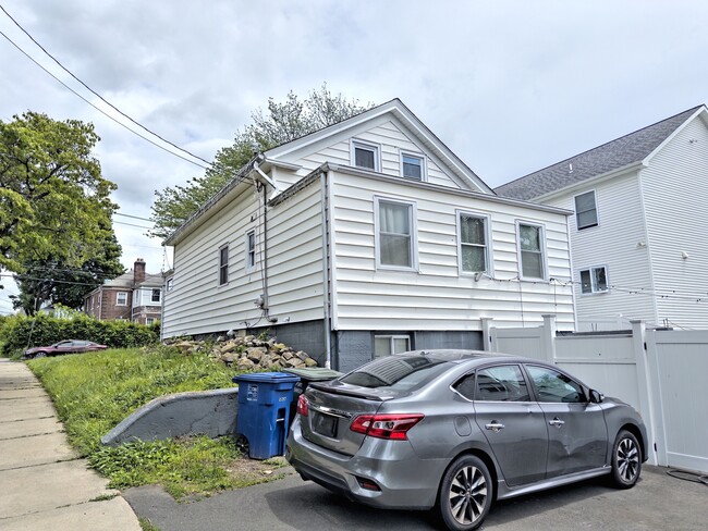 Building Photo - 497 Wayne St