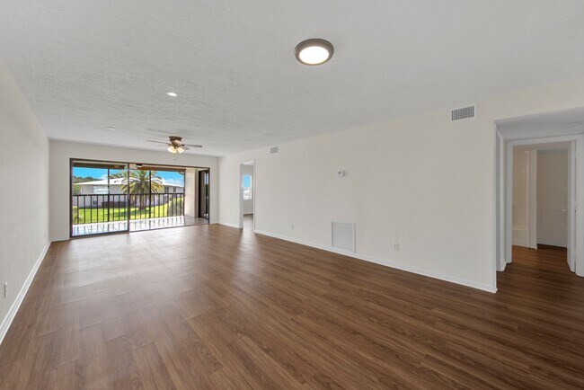 Building Photo - Bright and Spacious 2 Bedroom Condo in Spanish Pines