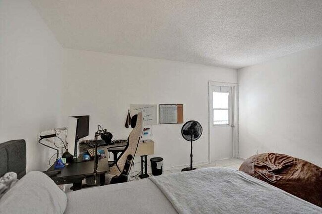 Building Photo - 636 NW 13th St