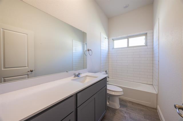 Building Photo - 4037 Woodford Dr