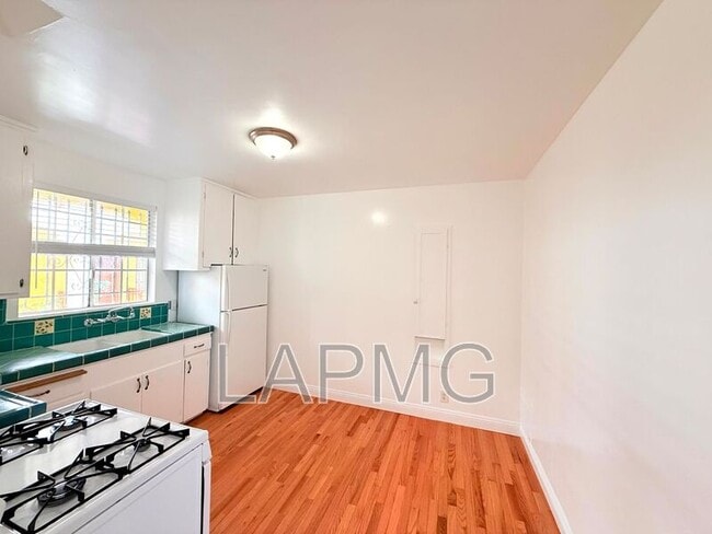 Building Photo - 637 Rose Ave