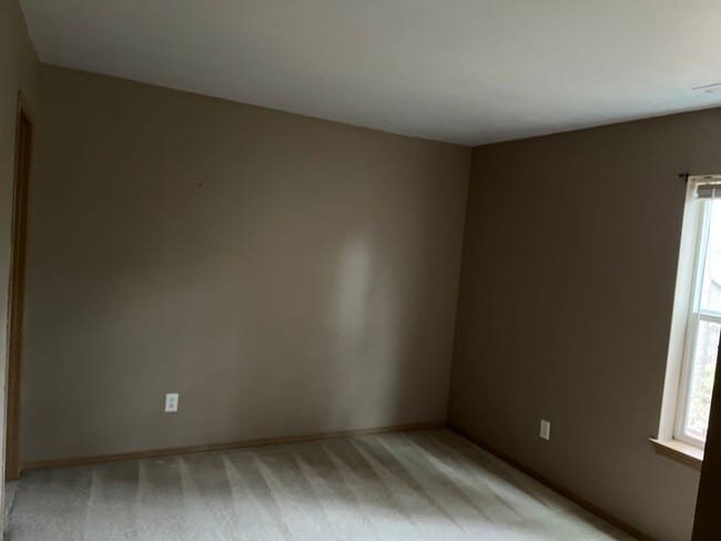Building Photo - Large Puyallup rental 4 bedroom