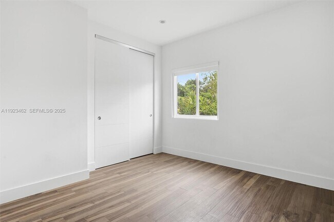 Building Photo - 2852 SW 32nd Ct